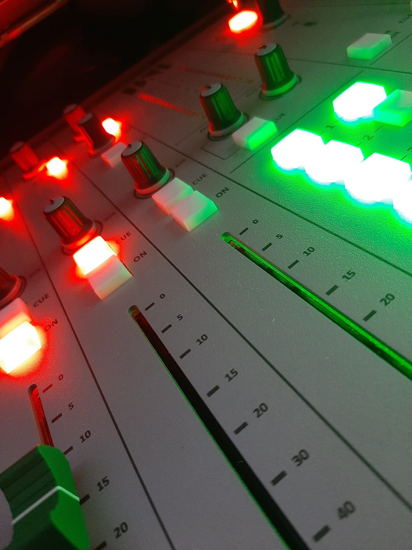 Pioneer -Mischpult Nahaufnahme während eines Niklas Now-Sets