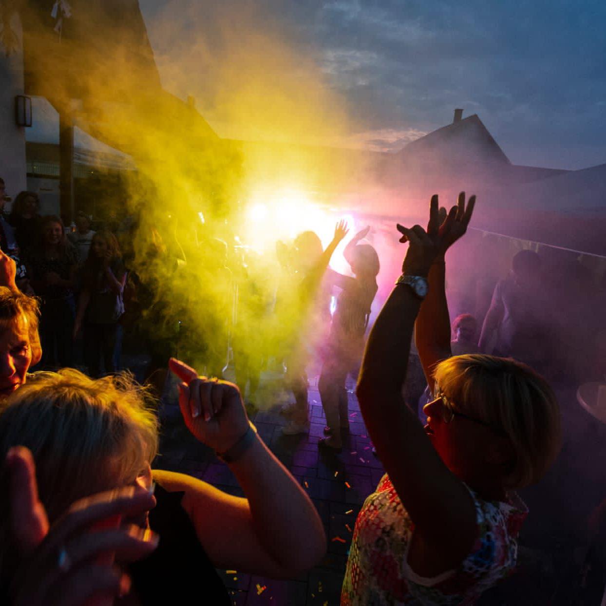 Niklas Now Open-Air-Set im Sonnenuntergang